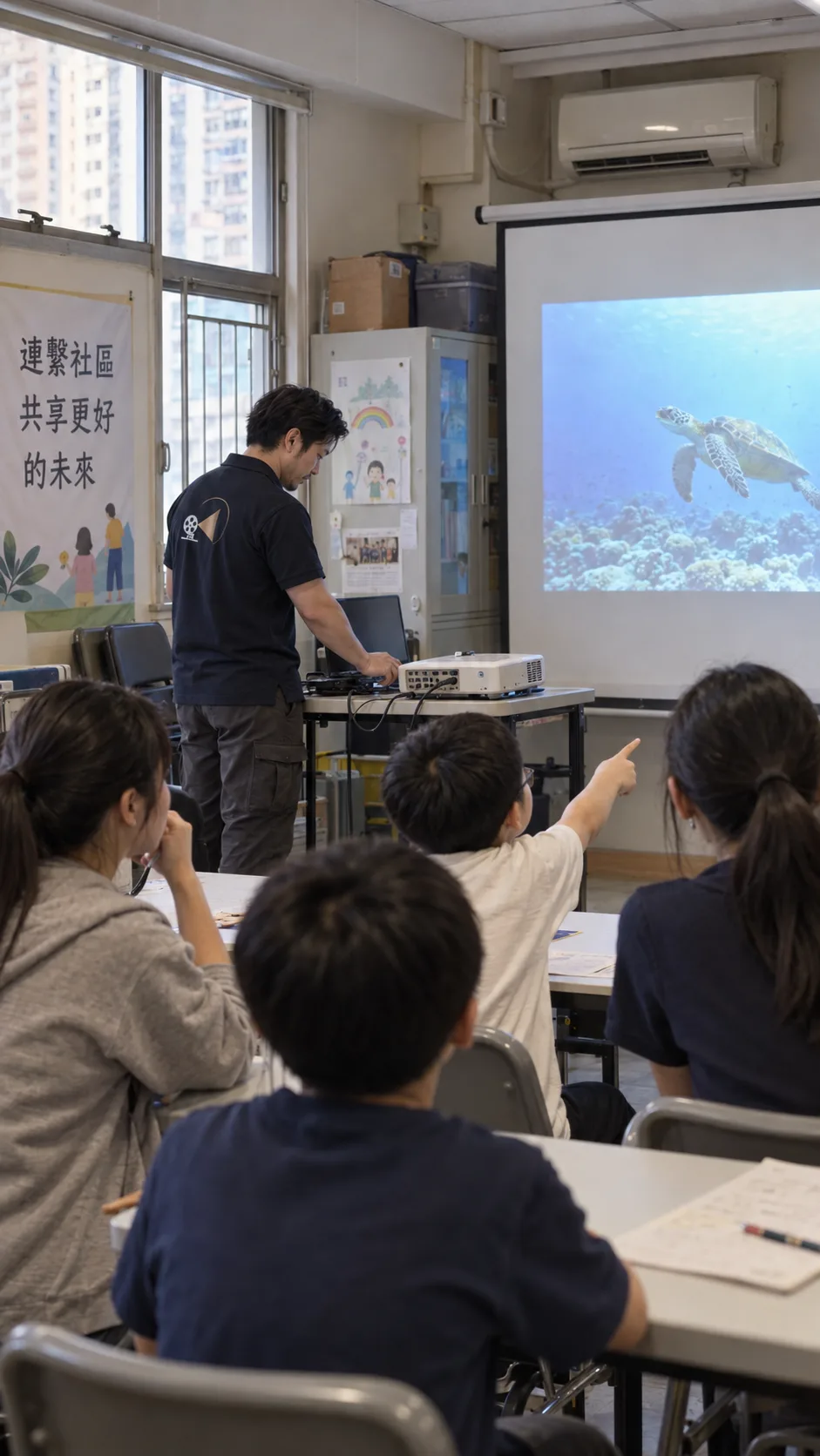 翻新投影機在課室為學生播放畫面
